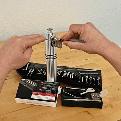 Utilizzo pratico del cilindro di allenamento Multipick bloccato in morsa durante una sessione di single pin picking