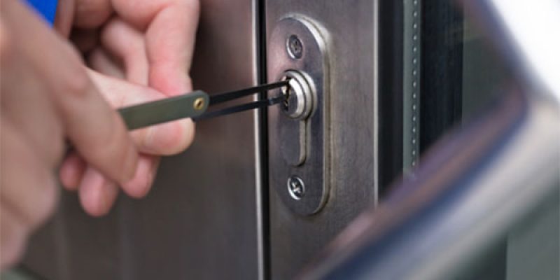 Tecnica del lock-picking per aprire una serratura